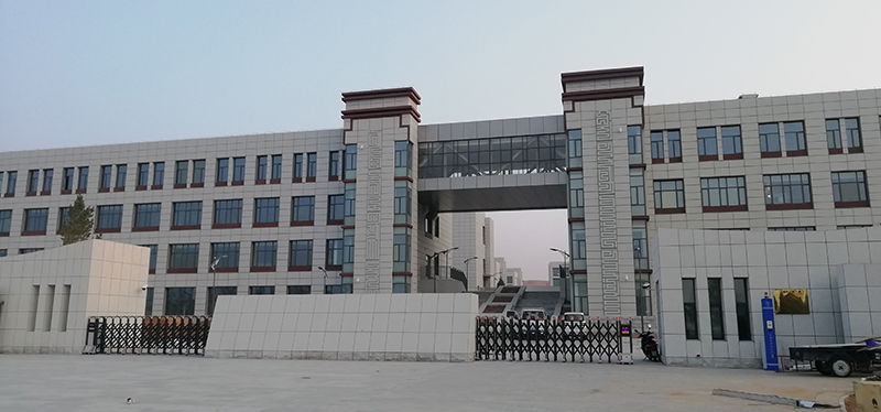 鄂爾多斯市蒙古族學(xué)校電教室電腦桌，安裝升降屏風(fēng)桌